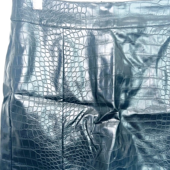 Forever 21 Black Snake Skin Faux Leather NEW Mini Skirt - Picture 3 of 11